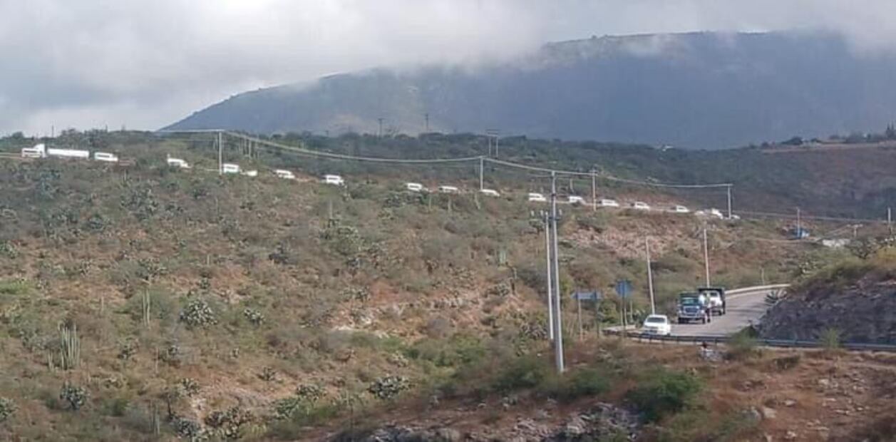El contingente de cerca de 100 vehículos entre camiones, taxis y vehículos particulares se dirigen en caravana desde el municipio de Zimapán hacia la capital del estado