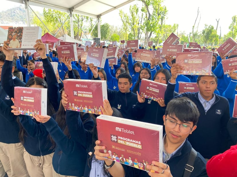 Menchaca entrega 10 mil tabletas a jóvenes y anuncia certificación en inglés para 2026 | Foto: Luis Soriano
