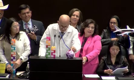 Diputado del PAN explica con juguetes "crisis de salud en México"