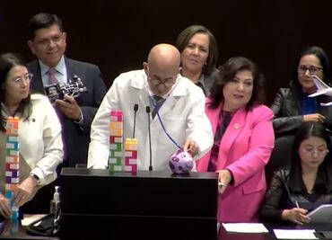 Diputado del PAN explica con juguetes "crisis de salud en México"