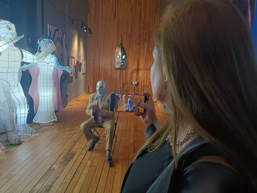 El Santo, cuyo nombre real era Rodolfo Guzmán Huerta, debutó como luchador profesional en 1942 y se convirtió en uno de los íconos más reconocidos de la lucha libre mexicana, con una trayectoria de más de 40 años en el ring.