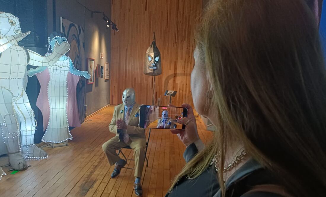 El Santo, cuyo nombre real era Rodolfo Guzmán Huerta, debutó como luchador profesional en 1942 y se convirtió en uno de los íconos más reconocidos de la lucha libre mexicana, con una trayectoria de más de 40 años en el ring.