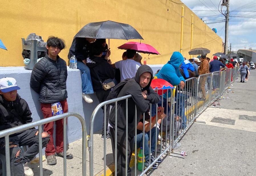 Hasta un kilómetro de espera por boletos para el palenque de Pachuca | Foto: luis Soriano