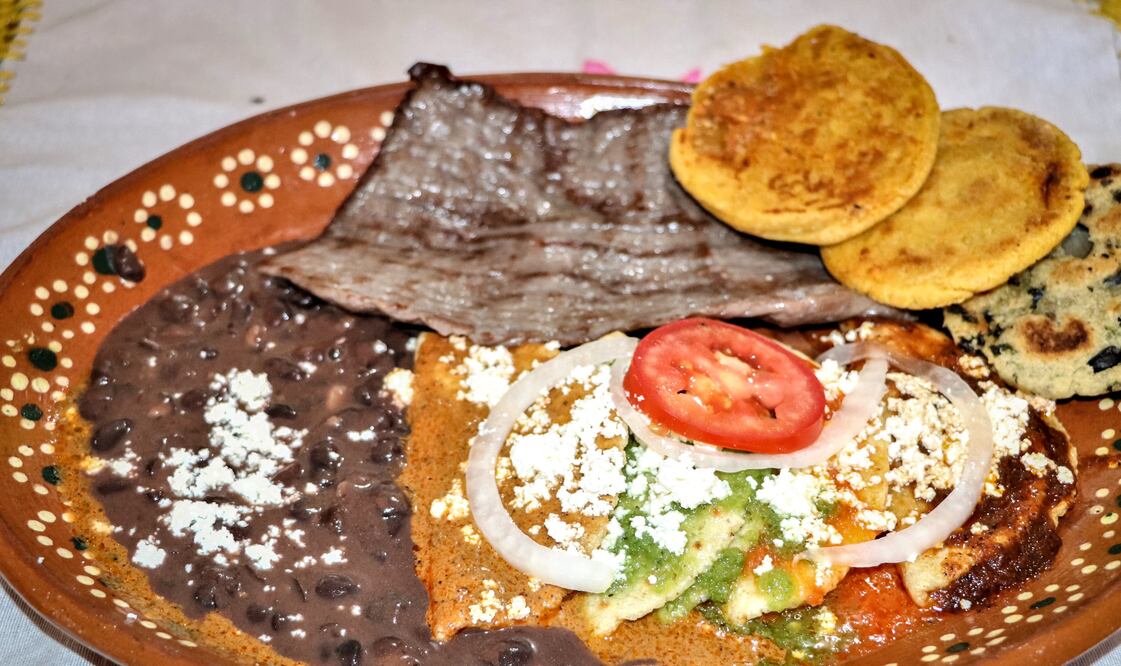 Cecina con enchiladas, platillo típico en la huasteca Foto: Especial