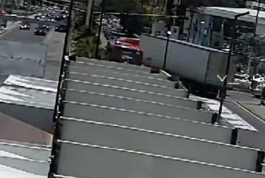 Tráiler invade carril exclusivo del Tuzobús y provoca percance | Captura de video