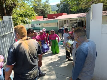 Docentes huyen del carnaval en Jaltocán