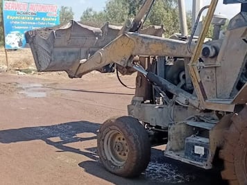 Vecinos reparan carretera en Tizayuca ante deterioro vial