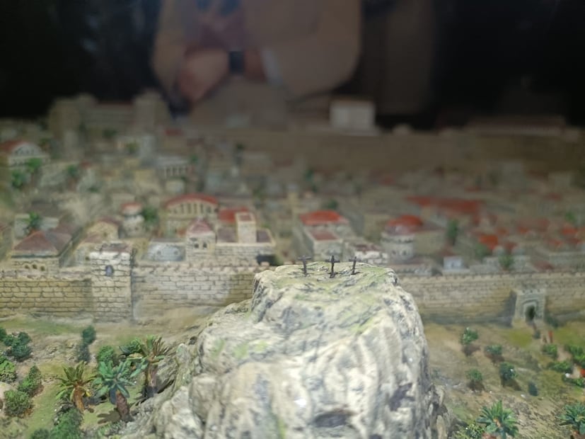Jorge Gómez Santos transforma la historia en arte con minuciosas maquetas bíblicas | Foto: Grisel Lira