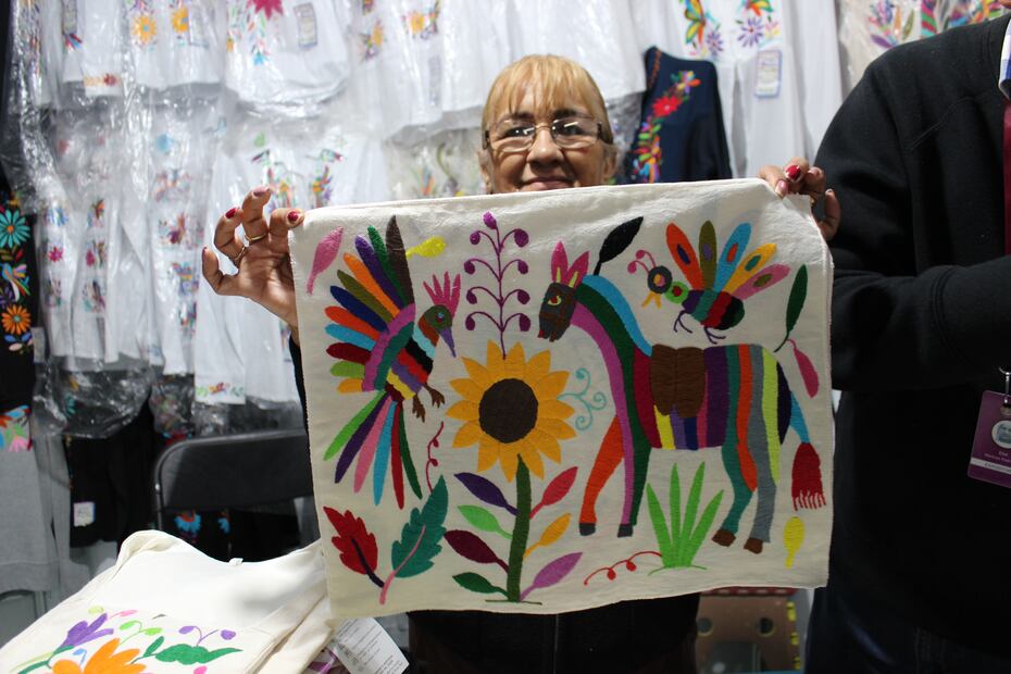 Artesanos de Tenango de Doria llevan sus bordados a la Feria de San Francisco | Foto: Cinthya Carbajal