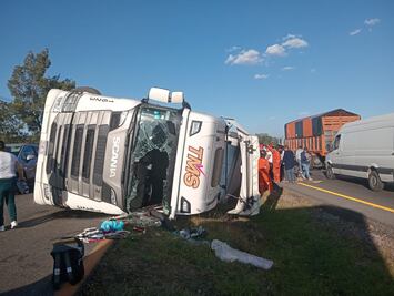 Volcadura de tráiler cargado de leche condensada provoca rapiña en la México-Tulancingo