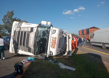 Volcadura de tráiler cargado de leche condensada provoca rapiña en la México-Tulancingo