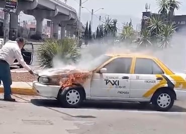Arde en llamas un taxi en Tulipanes