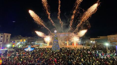 Encendido de la Villa Navideña reúne a cientos de familias en Pachuca