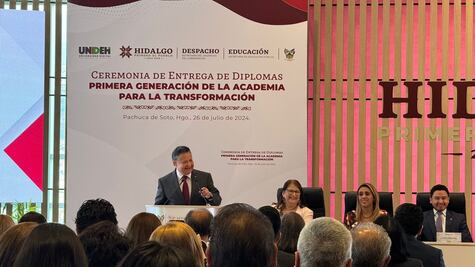 Entregan diplomas a burócratas de la Academia por la Transformación