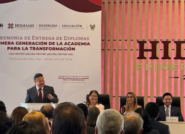 Entregan diplomas a burócratas de la Academia por la Transformación