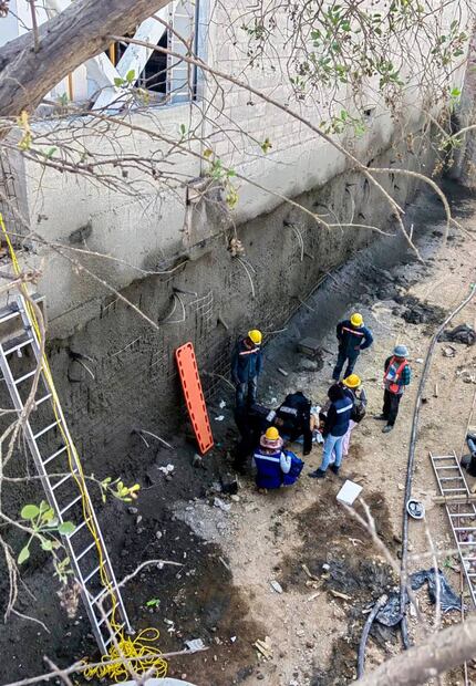 Bomberos de Hidalgo rescatan a trabajador tras caída de 14 metros en Pachuca | Foto: SSPH