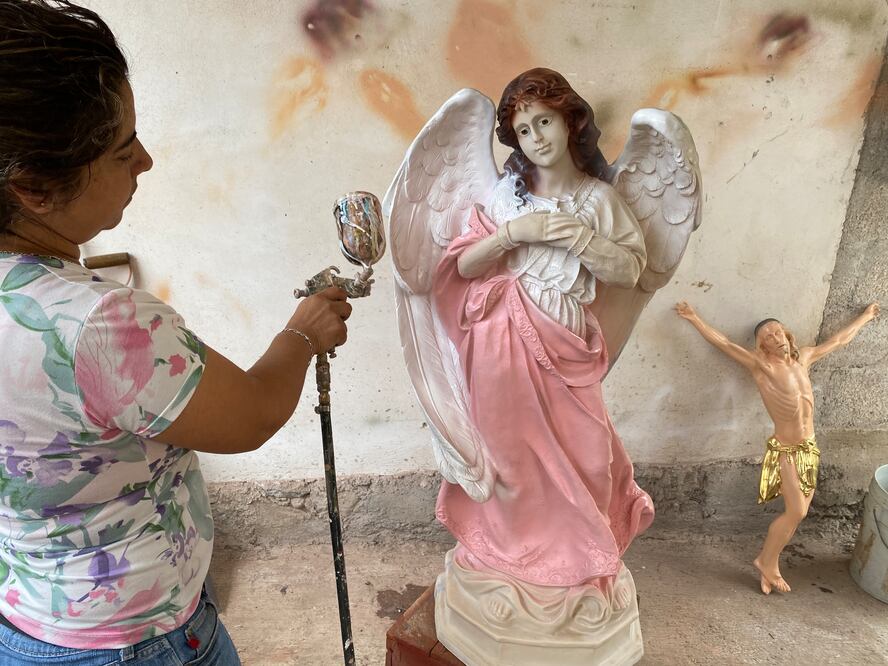 En Tlahuelompa existen al menos diez talleres dedicados a la elaboración de figuras religiosas | Foto: Luis Soriano