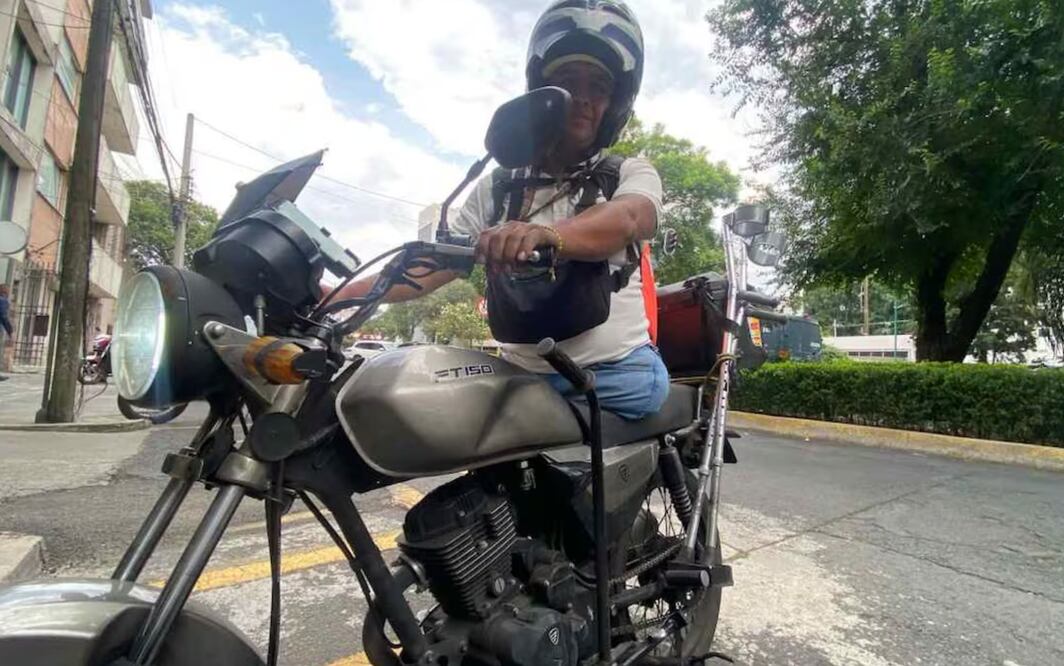 “Me gusta mucho mi trabajo, me gusta andar en la moto, por eso adapté mi herramienta de trabajo”, dice Mario Carbajal, repartidor por aplicación. Foto: Juan Carlos Williams. EL UNIVERSAL