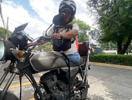 Repartidor por aplicación desafía la ciudad y adapta su moto tras perder una pierna ; “me sirve de terapia”, afirma