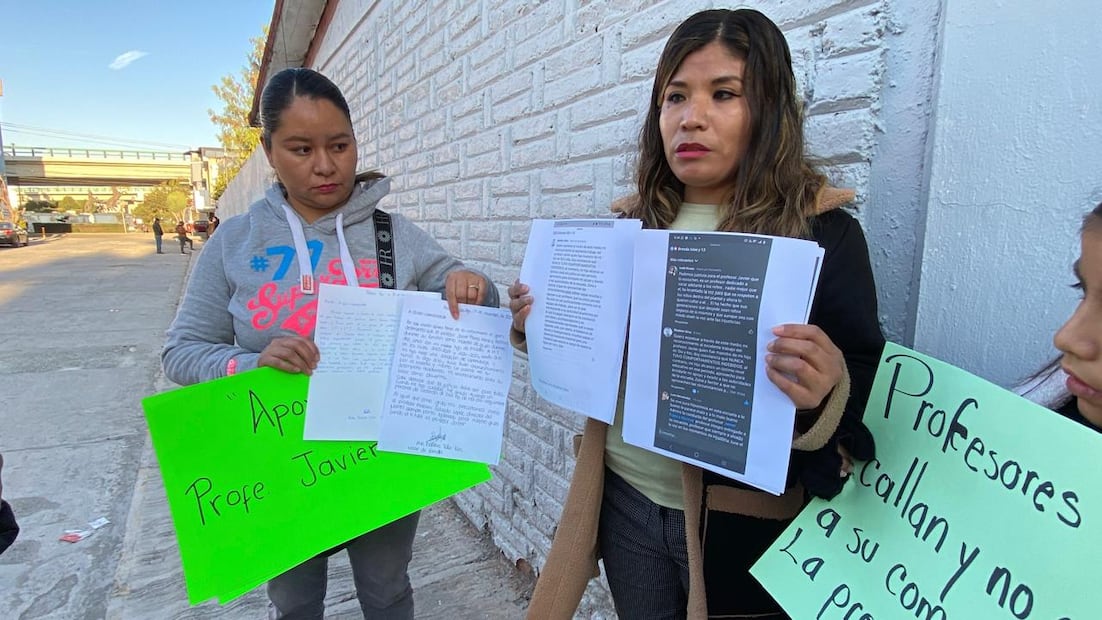 Padres bloquean primaria en Pachuca para exigir restitución de maestro acusado de acoso | Foto: Luis Soriano