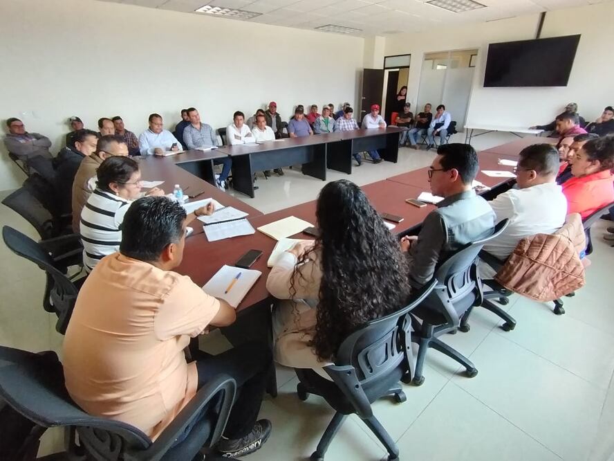Luego de cerrar, en señal de protesta, la carretera México-Tuxpan, piperos que se abastecen en Tulancingo firmaron una minuta de acuerdo con la Comisión de Agua y Alcantarillado del Municipio de Tulancingo (Caamt). I Foto: Grisel Lira