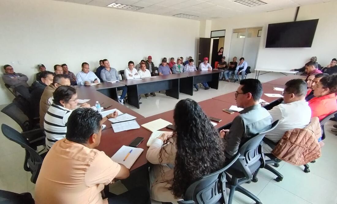 Luego de cerrar, en señal de protesta, la carretera México-Tuxpan, piperos que se abastecen en Tulancingo firmaron una minuta de acuerdo con la Comisión de Agua y Alcantarillado del Municipio de Tulancingo (Caamt). I Foto: Grisel Lira