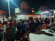 Entre flores y cohetes despiden a comerciante fallecido tras atropellamiento en Huejutla