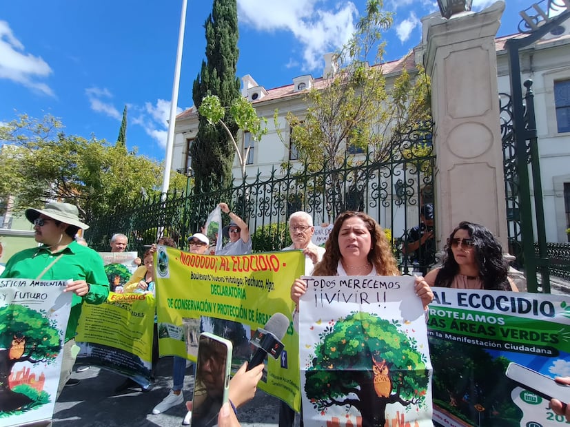 Vecinos se manifiestan afuera de la presidencia municipal de Pachuca, y árboles ubicados en bulevar Fomento Minero

Fotos: Lourdes Naranjo