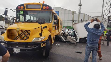 Choque entre camioneta y autobús en la carretera Tula-Jorobas deja un herido