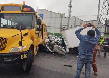 Choque entre camioneta y autobús en la carretera Tula-Jorobas deja un herido