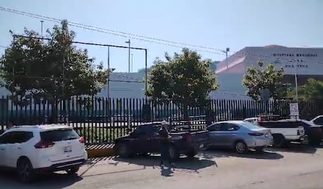 Comuneros retienen a médicos por falta de medicamentos en hospital de la Huasteca