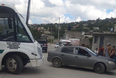 Vecinos de Dos Carlos retienen autobuses en protesta por falta de transporte público