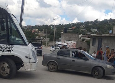 Vecinos de Dos Carlos retienen autobuses en protesta por falta de transporte público