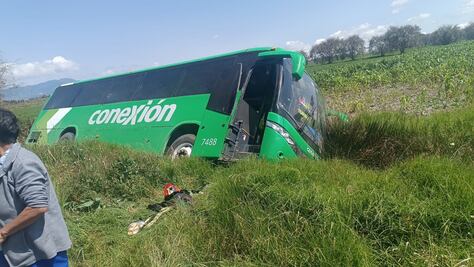 Autobús foráneo sale del camino en la carretera Tortugas; deja tres personas lesionadas