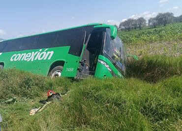 Autobús foráneo sale del camino en la carretera Tortugas; deja tres personas lesionadas