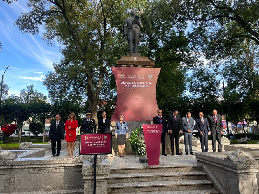 Autoridades de los tres niveles de gobierno, realizaron guardia de honor en el monumento a Benito Juárez, ubicado en el Jardín La Floresta, en el marco del día del abogado al que asistió el Secretario de Gobierno, Guillermo Olivares. I Foto: Grisel Lira