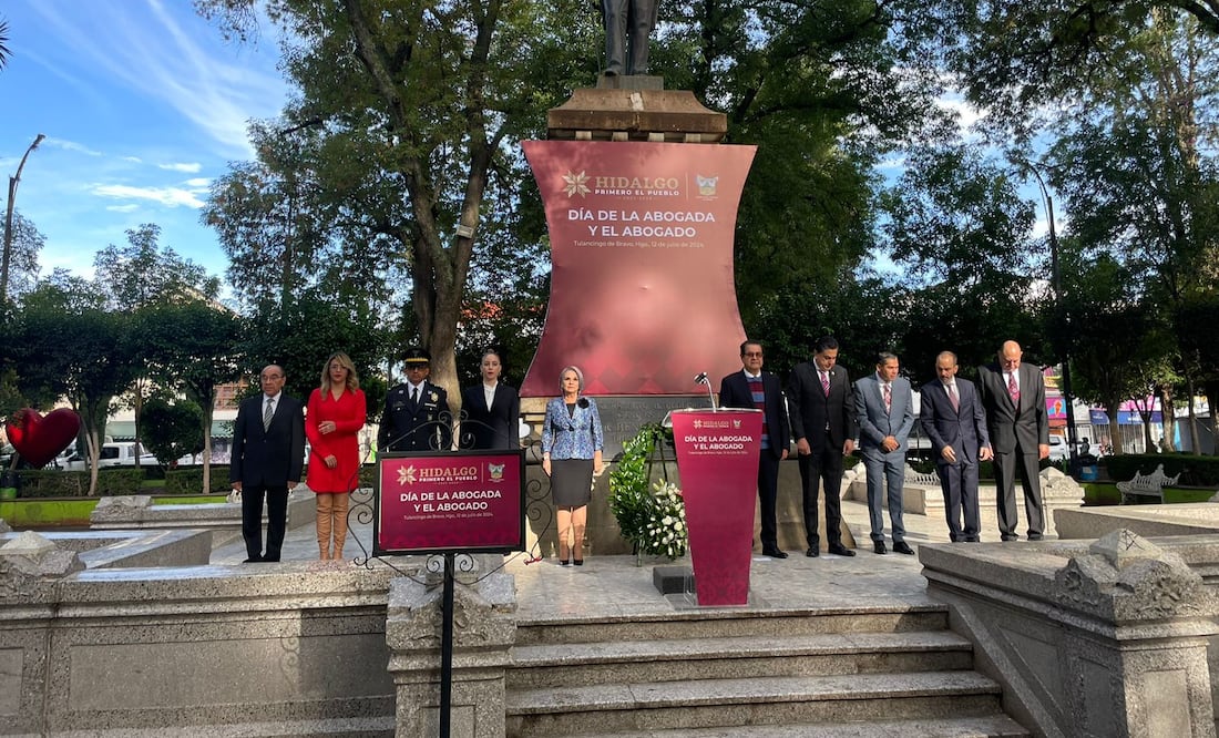 Autoridades de los tres niveles de gobierno, realizaron guardia de honor en el monumento a Benito Juárez, ubicado en el Jardín La Floresta, en el marco del día del abogado al que asistió el Secretario de Gobierno, Guillermo Olivares. I Foto: Grisel Lira