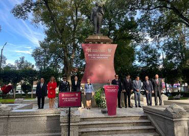 Realizan guardia de honor en monumento a Benito Juárez