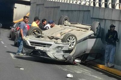 Vuelca auto compacto en Río de las Avenidas