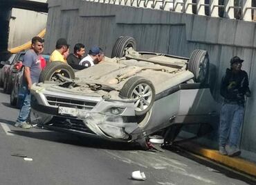 Vuelca auto compacto en Río de las Avenidas