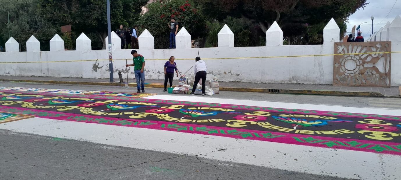 Tapizan las calles de colores en honor al Señor de Jalpan en Ixmiquilpan