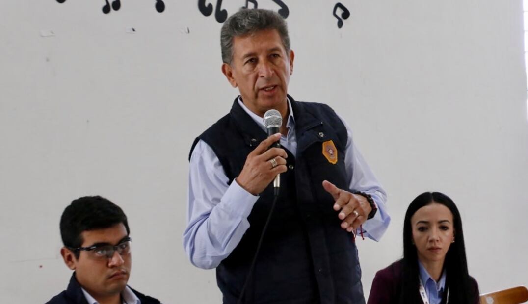 La policía industrial bancaria acudió a las instalaciones de Milka y Lumardi para ofrecer una disculpa pública. Explicó que únicamente acataba las normas de su trabajo; es decir, no dejar subir a hombres. Foto: Luis Soriano