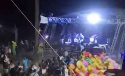 Colapsa escenario por ráfagas de viento en carnaval de San Bartolo Tutotepec