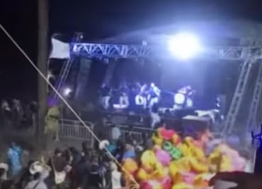 Colapsa escenario por ráfagas de viento en carnaval de San Bartolo Tutotepec