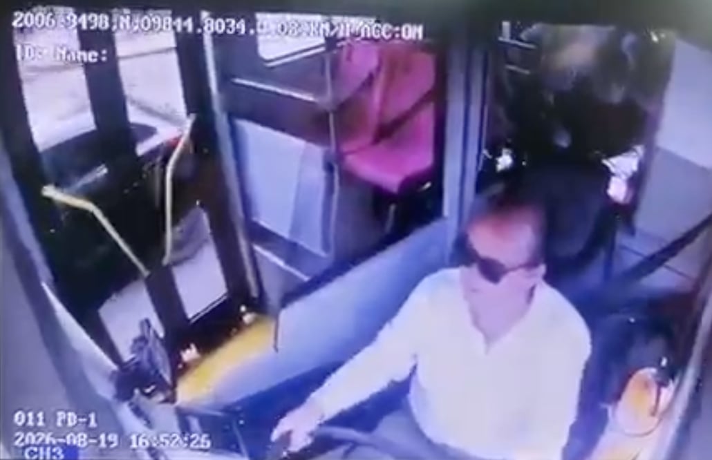 Accidente entre Tuzobús y vehículo particular en Pachuca | Captura de video