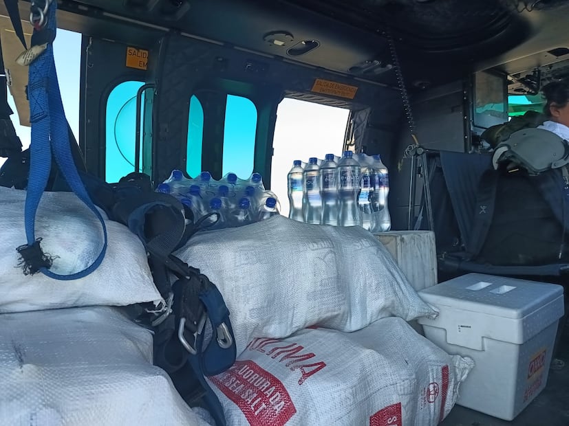 El helicóptero Cougar es de los más grandes que tiene la Fuerza Aérea con 20 metros de largo por 15 de ancho, con una velocidad promedio de 200 kilómetros por hora y capaz de cargar de tonelada a tonelada y media I Fotos Lourdes Naranjo