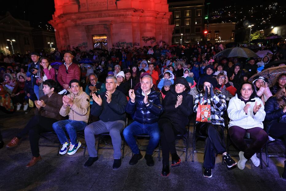 Encienden luces de Navidad en Plaza Independencia | Foto: Especial