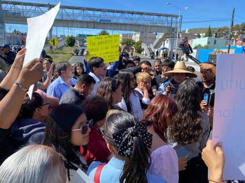 Padres de familia bloquean la Pachuca-Tulancingo para exigir que no retiren al director de la Secundaria General 8