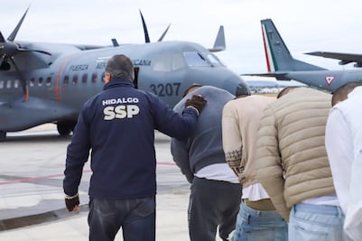 Trasladan vía aérea a reos peligrosos de Hidalgo para reubicarlos