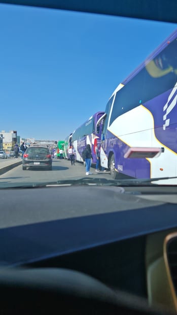 Estudiantes de “El Mexe” bloquean vialidades en Pachuca y retienen autobuses para exigir atención a sus demandas | Foto: especial